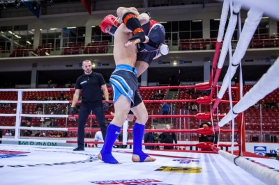 Участник чемпионата России по ММА в Челябинске поднял соперника, прежде чем жестко бросить