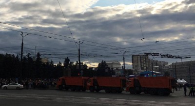 Грузовики перекрыли проезд к площади Революции