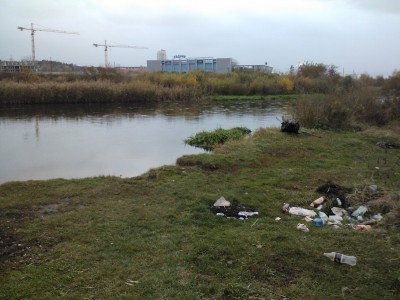Челябинск. Свалка мусора на берегу реки Миасс