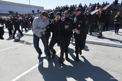 Задержание сторонника Навального в Челябинске. Фото Znak.com