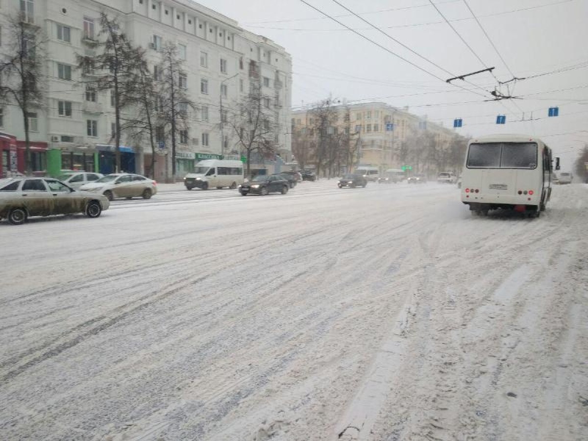 Снежное челябинск. Челябинск Тракторозаводский зимой. Комсомольская площадь Челябинск снегопад.